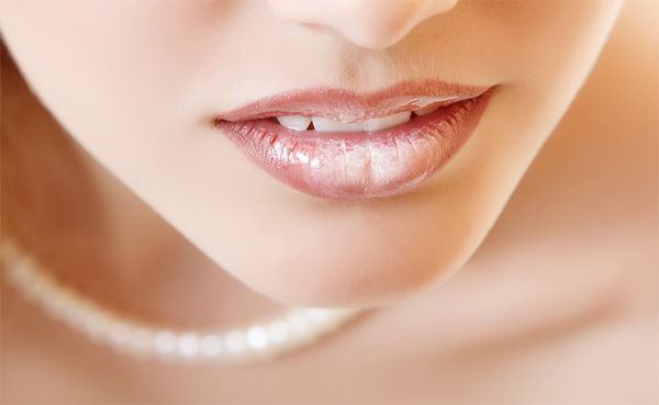 How is oral thrush treated in adults?